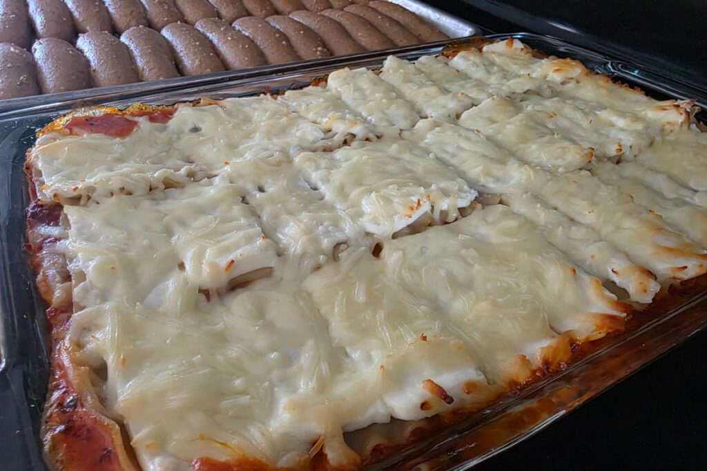 creamy lasagna with breadsticks